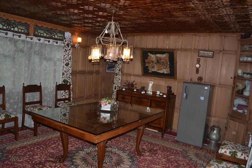 Akbar Group Of Heritage Houseboats Nagīn Bāgh Szoba fotó