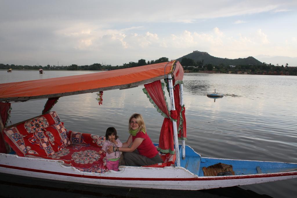 Akbar Group Of Heritage Houseboats Nagīn Bāgh Kültér fotó