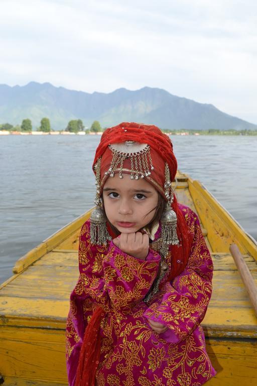 Akbar Group Of Heritage Houseboats Nagīn Bāgh Kültér fotó