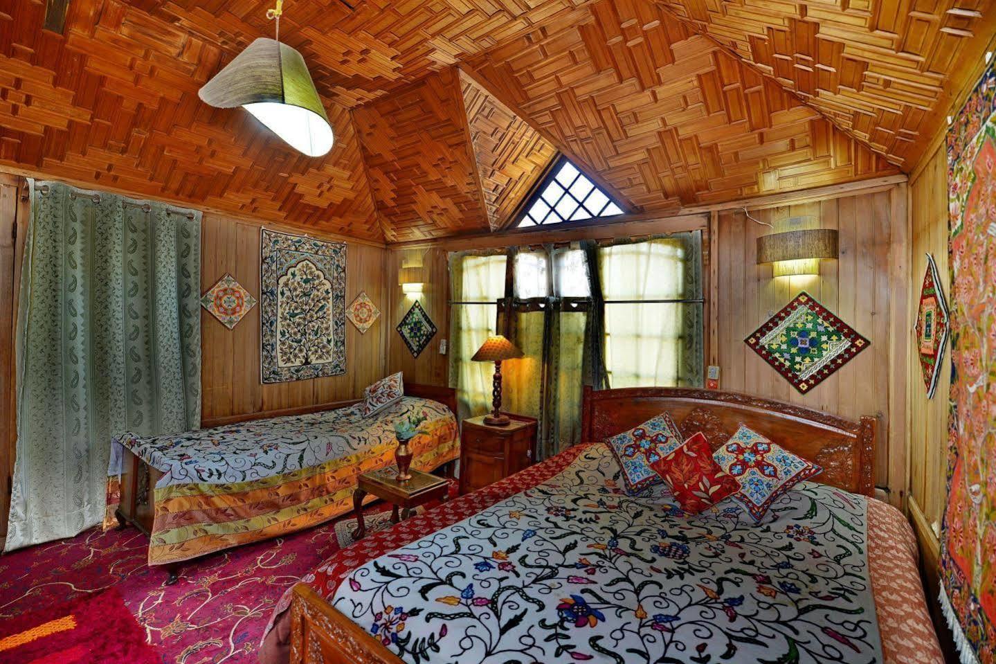 Akbar Group Of Heritage Houseboats Nagīn Bāgh Kültér fotó
